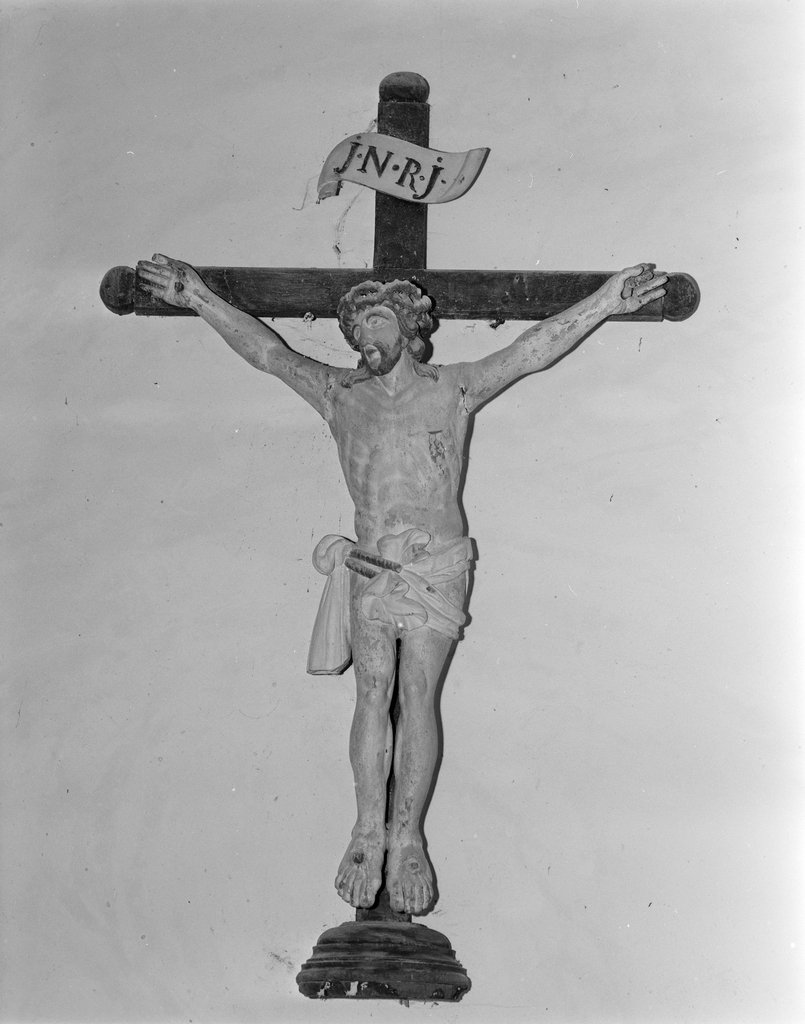 Croix : Christ en croix (1), abbaye de bénédictins Saint-Gildas, de bénédictins de la congrégation de Saint-Maur, de soeurs de la charité de Saint-Louis (Saint-Gildas-de-Rhuys)