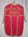 Ornement rouge 4 : chasuble, étole, manipule et bourse de corporal