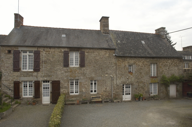 Presbytère, cour du presbytère (Baillé fusionnée en Saint-Marc-le-Blanc en 2019)