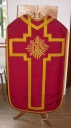 Ornement rouge 1 : chasuble, manipule, bourse de corporal et voile de calice