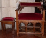 Fauteuil de célébrant et 2 tabourets d'église