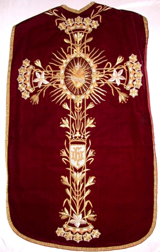 Ornement rouge 2 : chasuble, bourse de corporal, étole, manipule, voile de calice