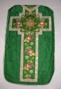 Ornement vert 2 : chasuble, manipule, bourse de corporal, voile de calice et étole