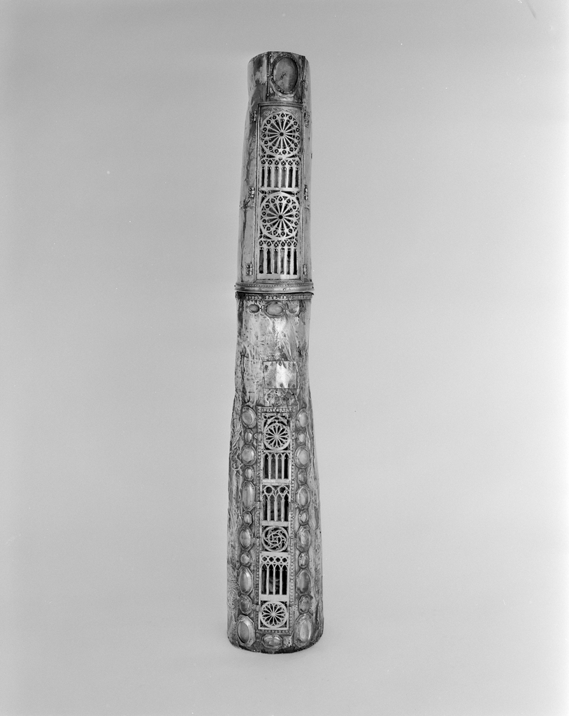 Reliquaire morphologique (jambe reliquaire), de saint Gildas, abbaye de bénédictins Saint-Gildas, de bénédictins de la congrégation de Saint-Maur, de soeurs de la charité de Saint-Louis (Saint-Gildas-de-Rhuys)