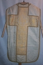 Ornement blanc 7 : chasuble (Maure-de-Bretagne fusionnée en Val d'Anast en 2017)