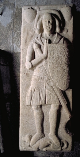 Tombeau : gisant d'un homme d'armes de la famille de Pontual ou de Pontbriant