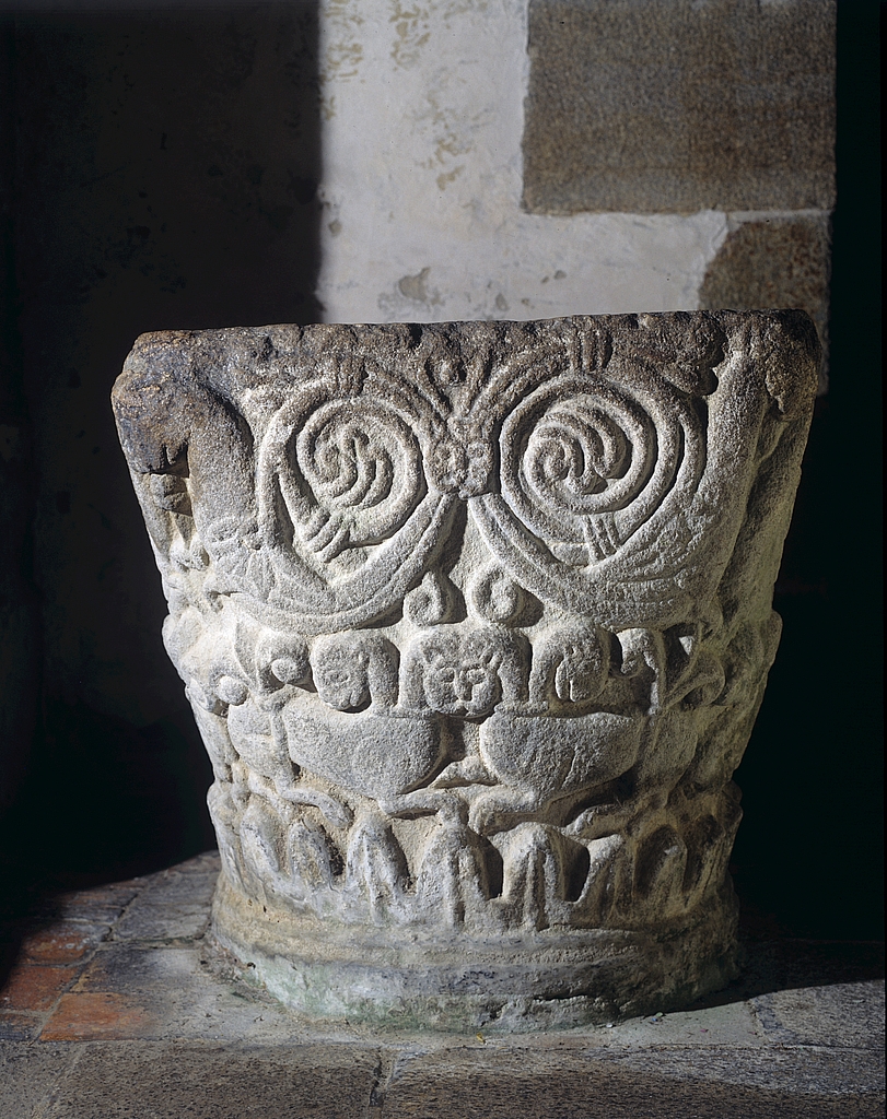 Chapiteaux (2), bénitier, abbaye de bénédictins Saint-Gildas, de bénédictins de la congrégation de Saint-Maur, de soeurs de la charité de Saint-Louis (Saint-Gildas-de-Rhuys)