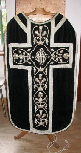 Ornement noir 1 : chasuble, étole, manipule et bourse de corporal