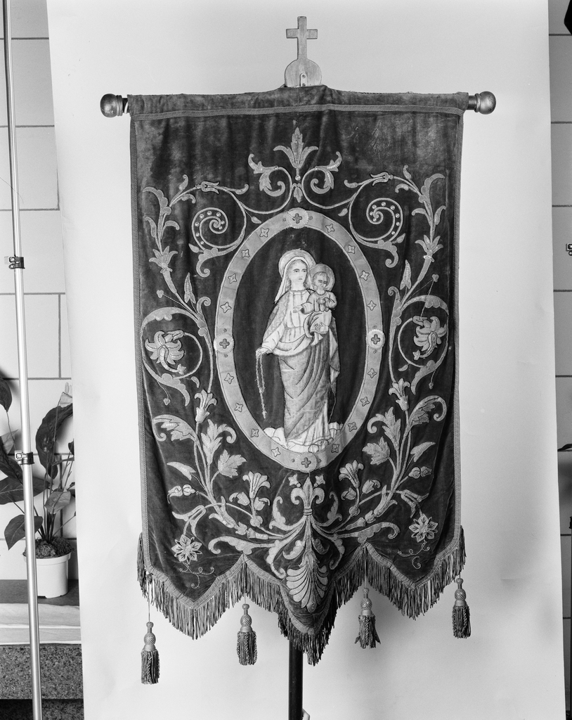 Bannière de procession de la paroisse : Vierge à l'enfant, saint Pierre, église paroissiale Saint-Pierre, Saint-Paul (Guidel)