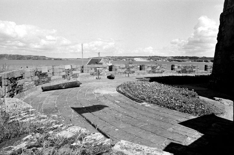 Tour Vauban : tour et batterie basse semi-circulaire, le Sillon, Anse de Camaret (Camaret-sur-Mer)