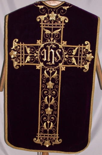 Ornement violet 1 : chape, chasuble, étole, manipule, voile de calice