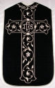 Ornement noir 1 : chasuble, bourse de corporal, étole, manipule, voile de calice