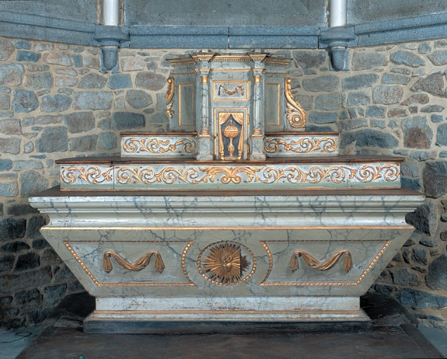 Ensemble de l'autel secondaire de la chapelle sud : autel, tabernacle, 2 gradins d'autel