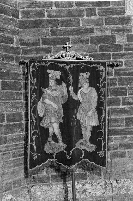 Bannière de procession : Crucifixion, saint Abdon et saint Sennen, église paroissiale Saint-Abdon, Saint-Sennen (Messac fusionnée en Guipry-Messac en 2016)