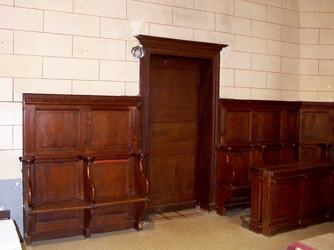 Stalles (12) ; lambris de demi-revêtement