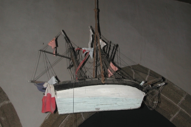 Maquette ex-voto suspendue : goélette à huniers
