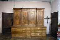 Meubles de sacristie : chasublier, armoires