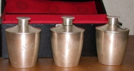 Réserve à huile des catéchumènes, réserve à huile des malades, réserve à saint chrême dans leur coffret