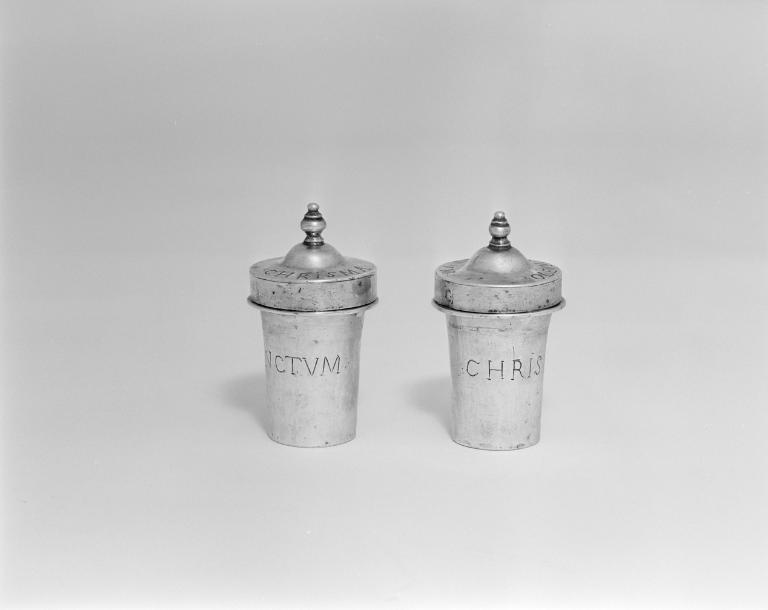 Ampoule à huile des catéchumènes (boîte à huile sainte), ampoule à saint chrême (boîte à saint chrême), prieuré Notre-Dame, église paroissiale, mairie (Île-d'Arz)