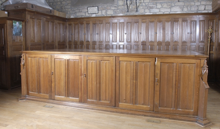 Meubles de sacristie : chasublier, armoires de sacristie