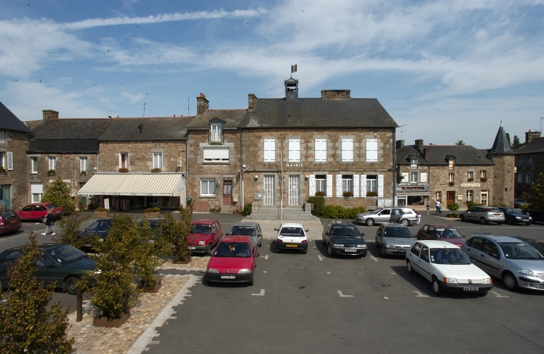 Mairie, 11 et 9 place de la Mairie (Sens-de-Bretagne)