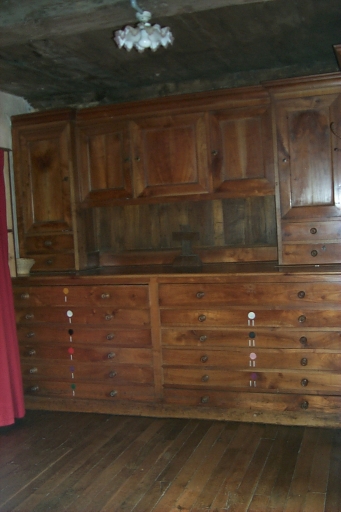 Meubles de sacristie : chasublier, 5 armoires