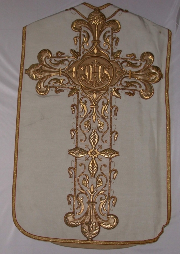 Ornement blanc 1 : chape, chasuble, bourse de corporal, étole, manipule, voile de calice