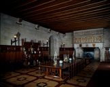 Ensemble de mobilier : table, chaises, buffet, château de Josselin