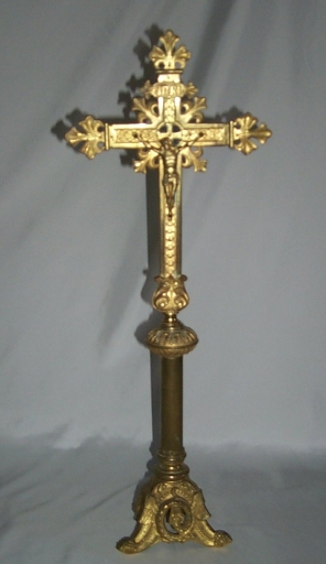 Garniture d'autel : croix d'autel, 4 chandeliers d'autel