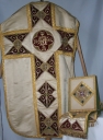 Ornement blanc 1 : chasuble, étole, manipule, bourse du corporal