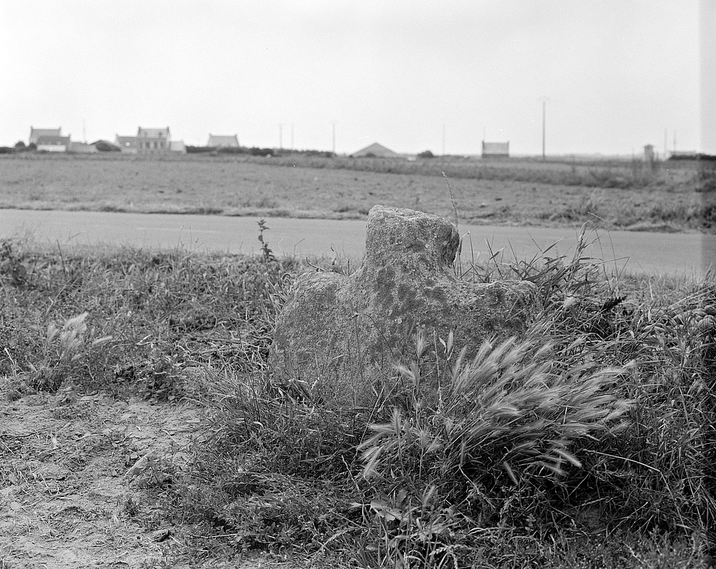 Croix monumentale, au nord de Kerradenec (Santec)