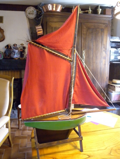 Bateau de pêche aux lignes
