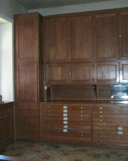 Ensemble de meubles de sacristie : chasublier, 8 placards, 9 armoires de sacristie, confessionnal