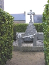 Tombeau de la famille Grout de Beauvais, cimetière (Saint-Coulomb)