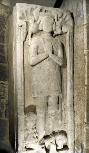Plate-tombe (gisant) (n° 1)