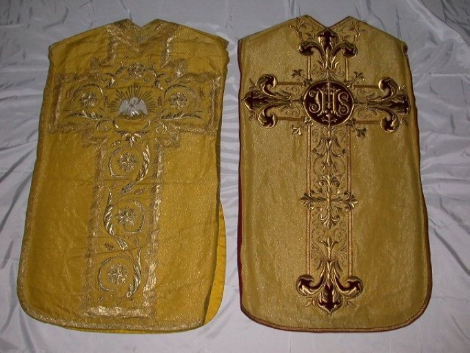 Ornement doré 1 : chasuble, étole, voile de calice et bourse de corporal
