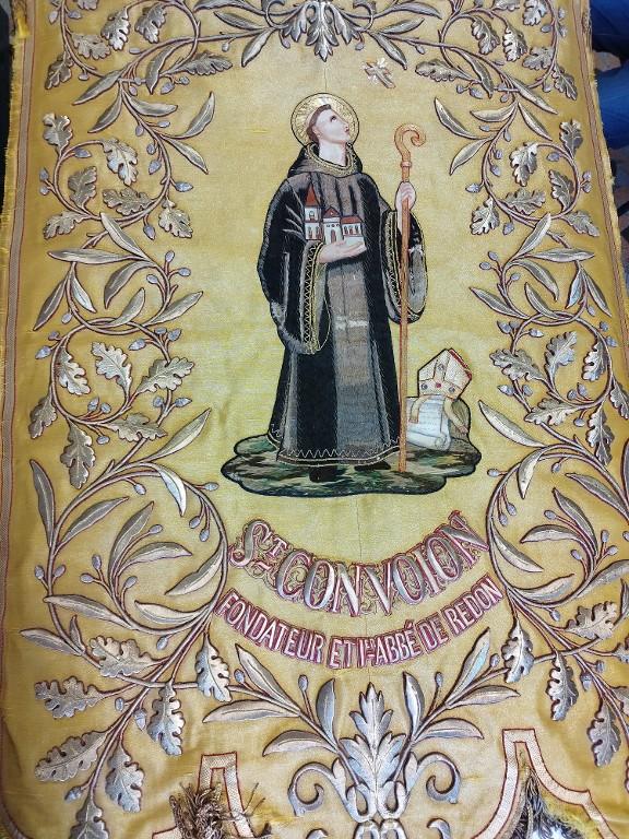 Bannière de procession : saint Convoïon, Immaculée Conception, abbatiale Saint-Sauveur (Redon)