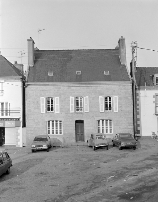 Maison, place de la République (Plonéour-Lanvern)