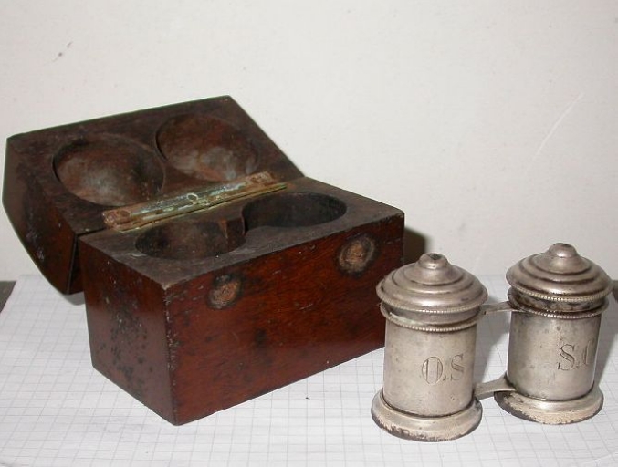 Ampoule aux saintes huiles, ampoule à saint chrême et leur boîte