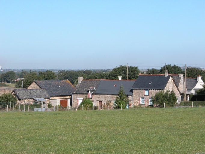 Alignement de maisons de ferme, la Ville Follet (Bais)