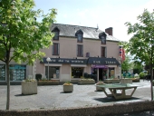 Maison à boutique dit café de la mairie, 2 Place Jane Beusnel (Montgermont)