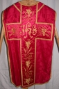 Ornement rouge 2 : chasuble, bourse de corporal, étole, manipule, voile de calice