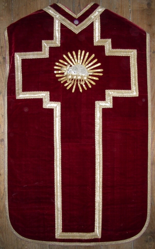 Ornement rouge 3 : chasuble, étole, voile de calice et bourse de corporal