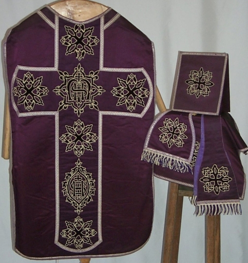 Ornement violet 3 : chasuble, bourse de corporal, étole, manipule, voile de calice