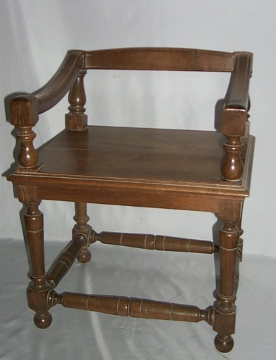 Ensemble d'un fauteuil de célébrant et de 4 tabourets d'église