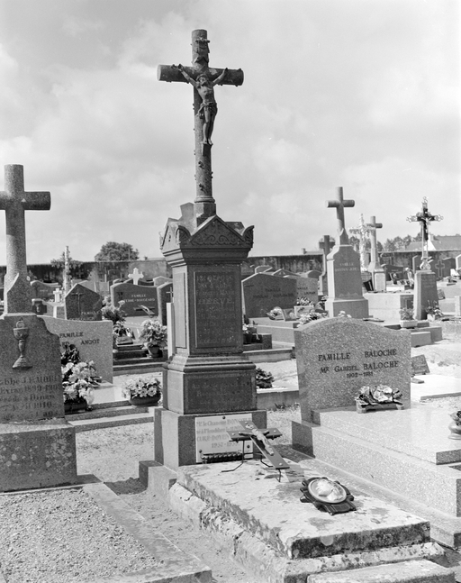 Tombeau de prêtre, cimetière (Evran)