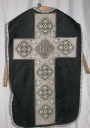 Ornement noir 1 : chasuble, étole, voile de calice, manipule et bourse de corporal