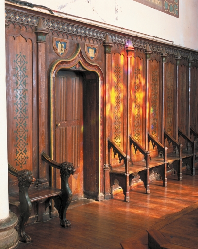 Décor de choeur : lambris de demi-revêtement, 2 stalles, 3 bancs de choeur