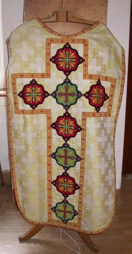 Ornement blanc 1 : chasuble, étole, voile de calice et manipule