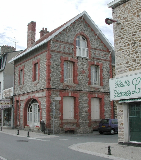 Ancien magasin de commerce, actuellement maison, 12 rue Amiral Charner ; rue du Verdelet, le Val-André (Pléneuf-Val-André)